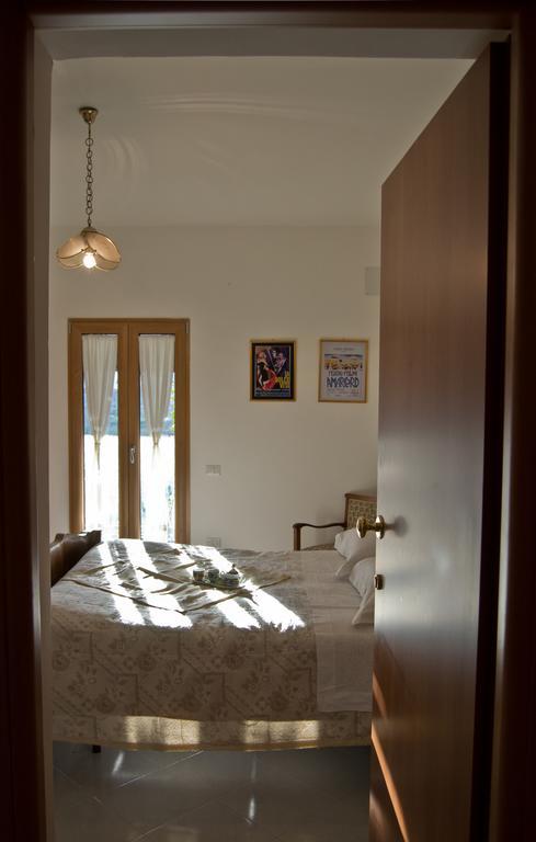 La Piccola Casa Del Cinema Hotel จิฟโฟนี วัลเล เปียนา ภายนอก รูปภาพ