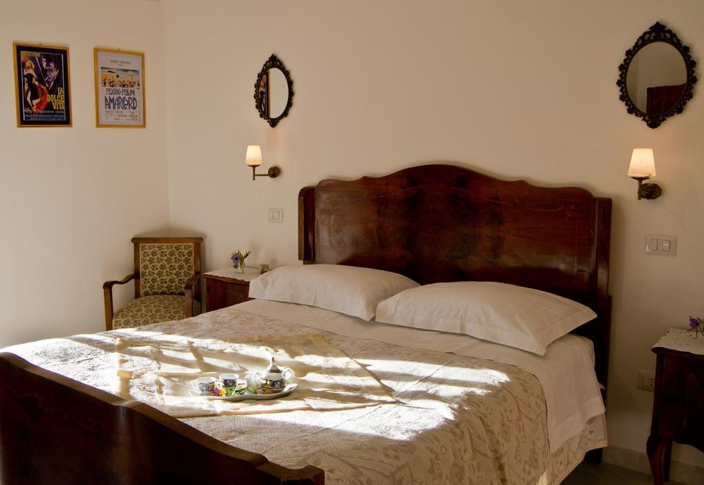 La Piccola Casa Del Cinema Hotel จิฟโฟนี วัลเล เปียนา ภายนอก รูปภาพ